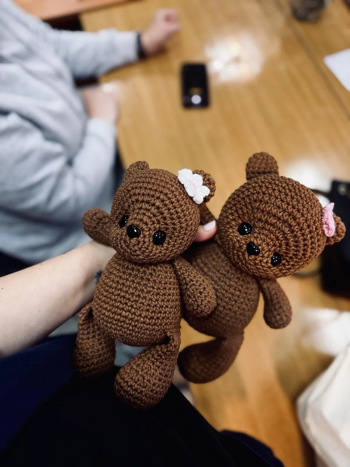Dwa szydełkowane misie z kokardkami, ręcznie wykonane na zajęciach Szydełko i Druty