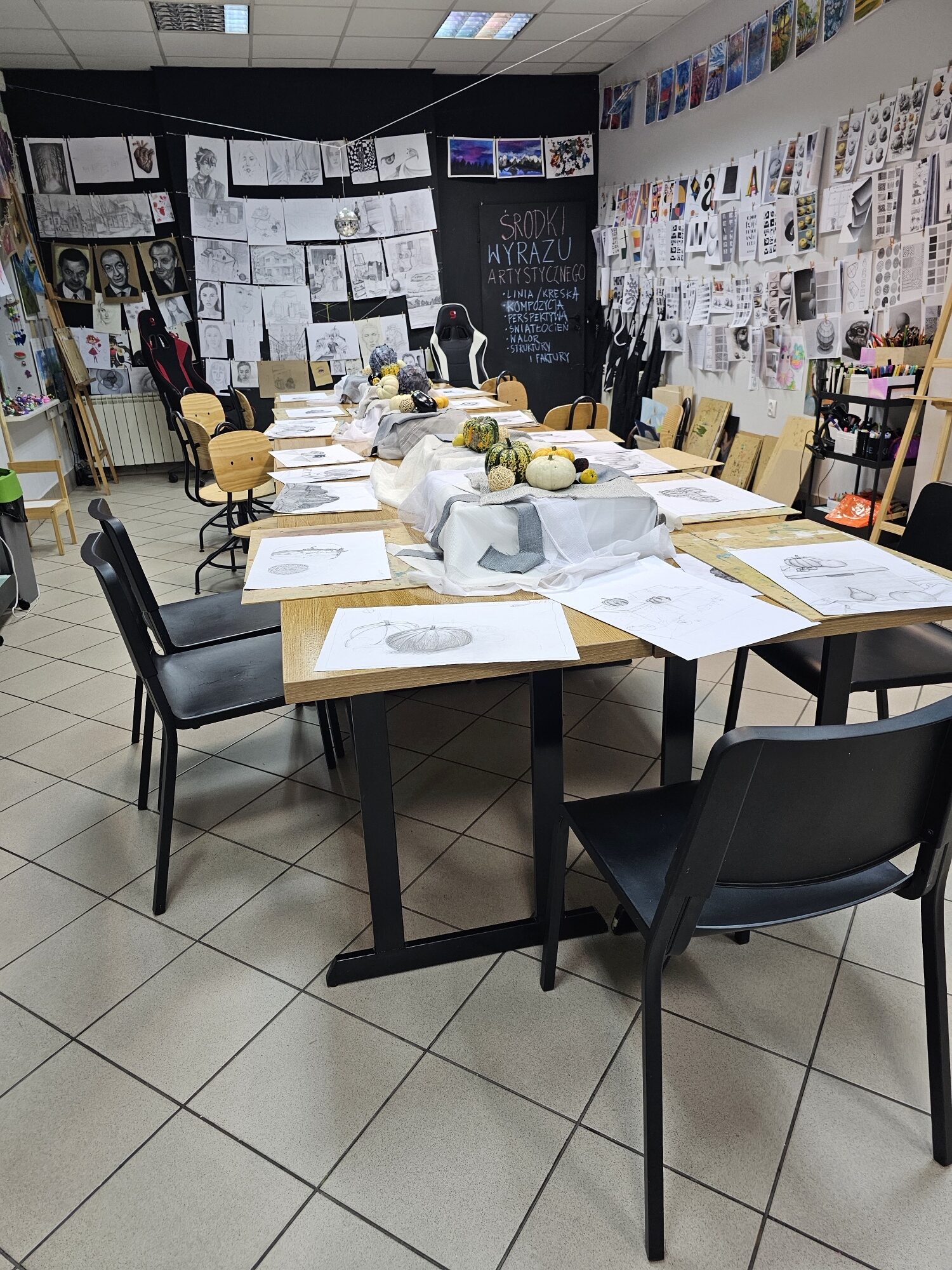 Pracownia Academy of Art w Ełku przygotowana do zajęć z martwej natury