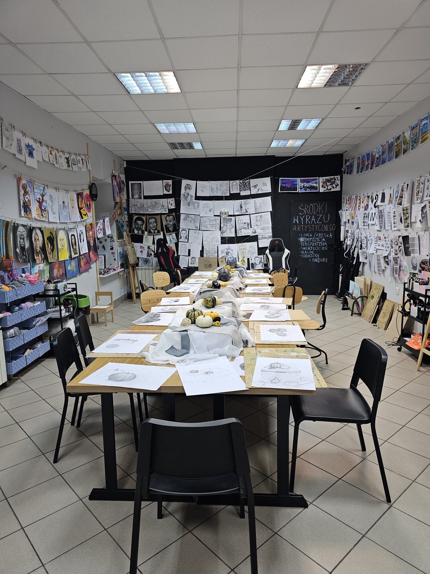 Pracownia plastyczna Academy of Art w Ełku przygotowana do warsztatów dla grupy szkolnej