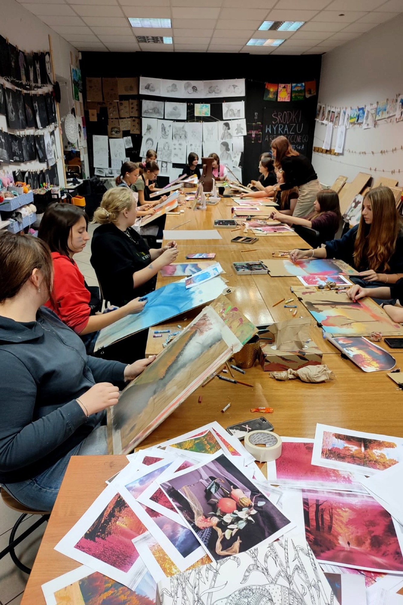 Uczestnicy warsztatów artystycznych dla szkół w pracowni Academy of Art w Ełku